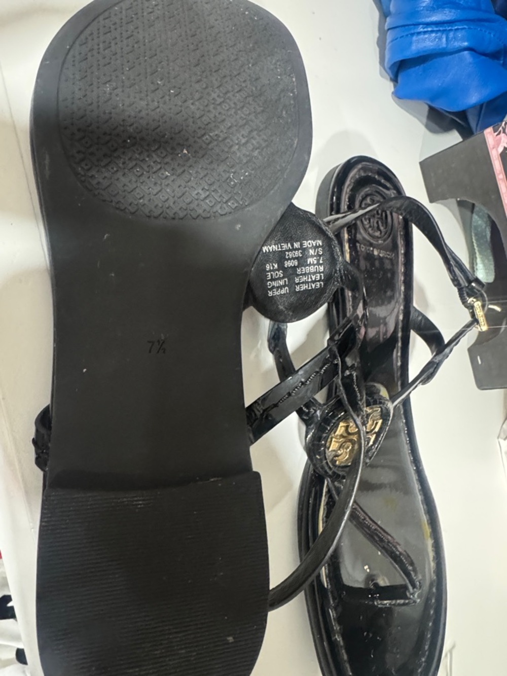 Tory Burch Black Patent Leather Gold Logo Thong Sandals - Picture 2 of 3